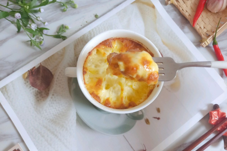 餐厅同款的芝士焗土豆泥，不用烤箱也可以做，奶香十足拉丝好吃