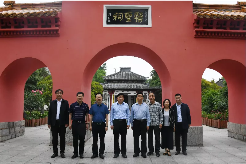 南阳师范学院校领导带队赴南阳医圣祠、月季博览园和药益宝艾草制品有限公司调研