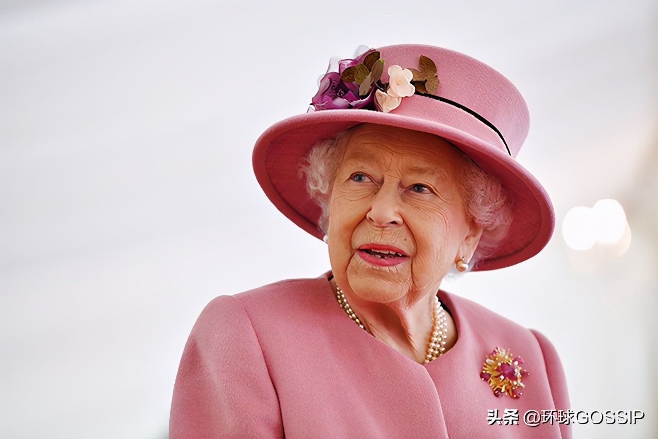 英国女王首次戴口罩亮相 纪念一战阵亡无名战士