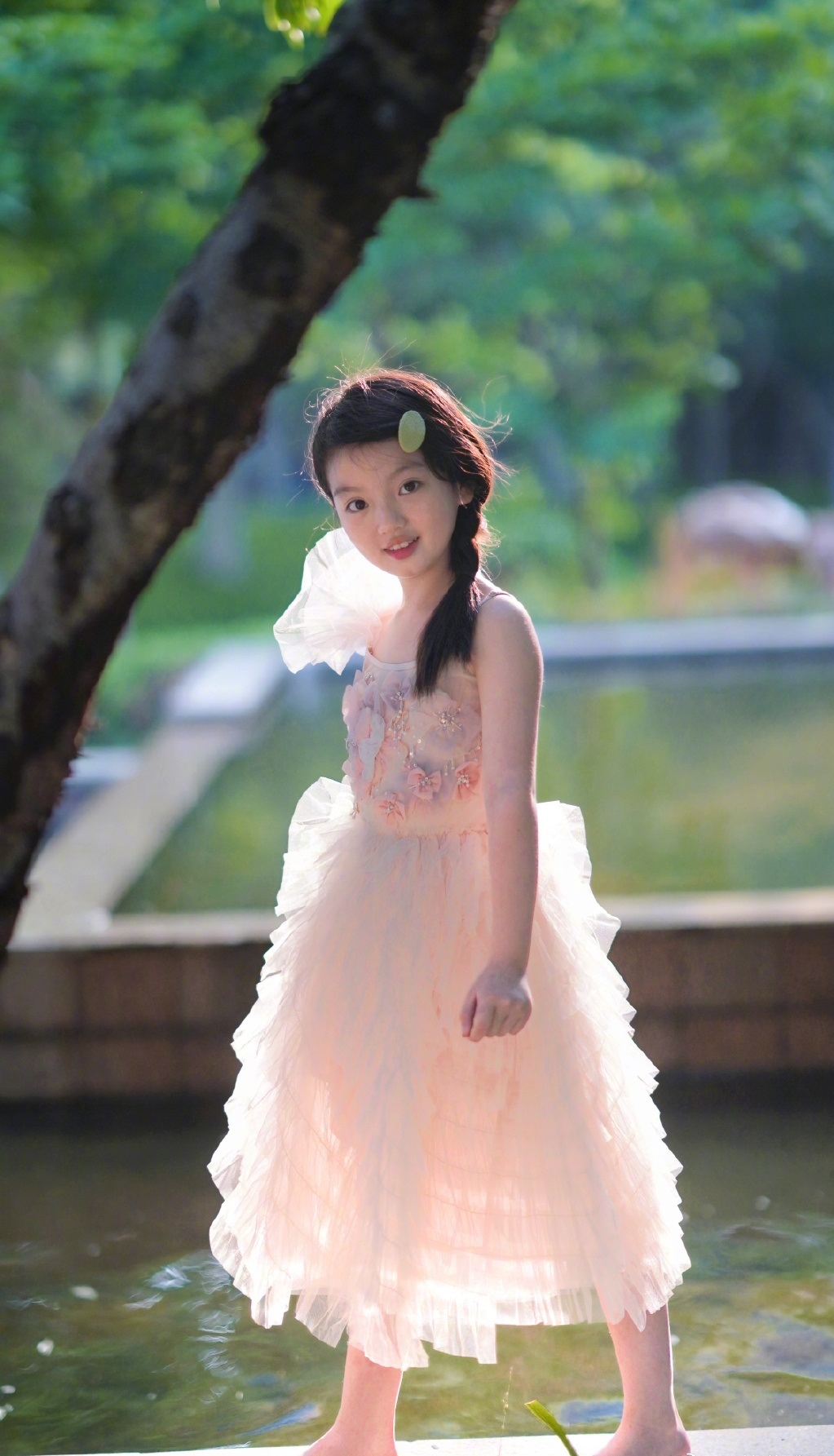 阿拉蕾已长成大姑娘，褪去稚气出落成小女神，白裙如仙美得不敢信