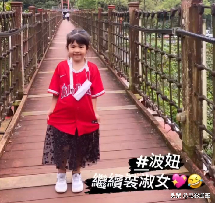 咘咘波妞又有新旅遊照！ 姐姐乖巧又養眼，3歲妹妹裝淑女啦