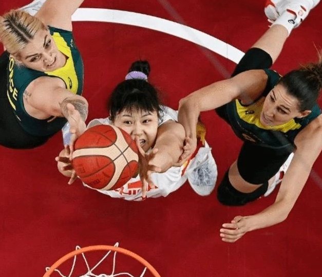 CCTV直播：超级中锋对决，女篮控制失误打成功率，有望赢5分左右