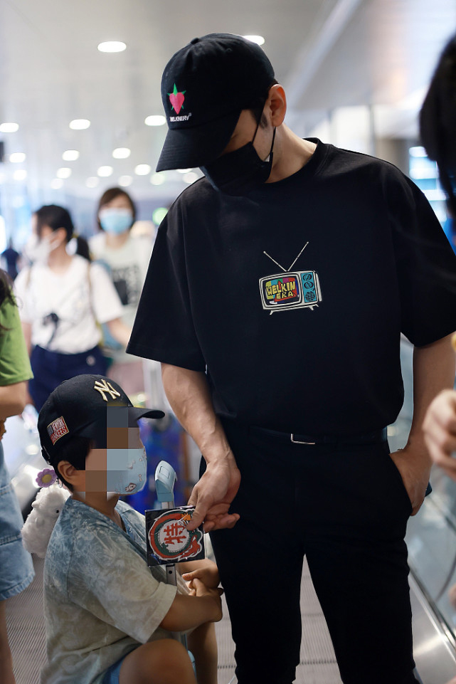 黄晓明带儿子现身潮爸范十足，小海绵坐拉杆箱可爱满分，长腿抢镜