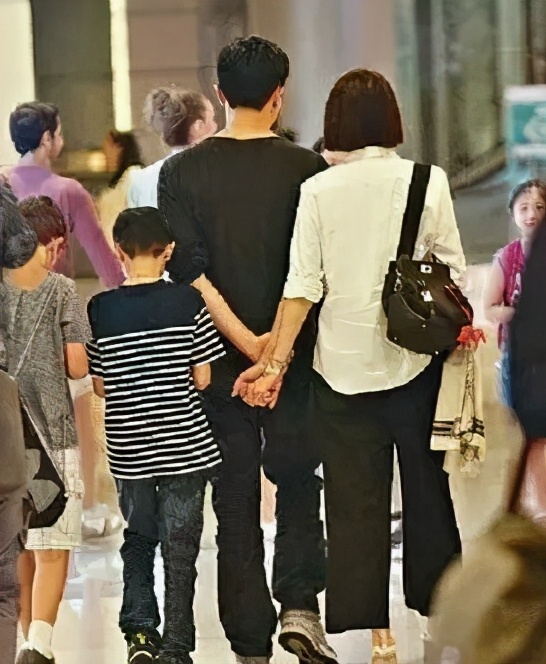 袁咏仪让儿子陪逛街，魔童身高赶上妈妈还模仿张智霖全程伺候靓靓