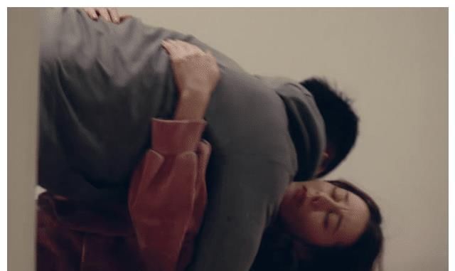 黄景瑜把热巴扑倒，看清他抱热巴的手势，才是对女演员最好的保护