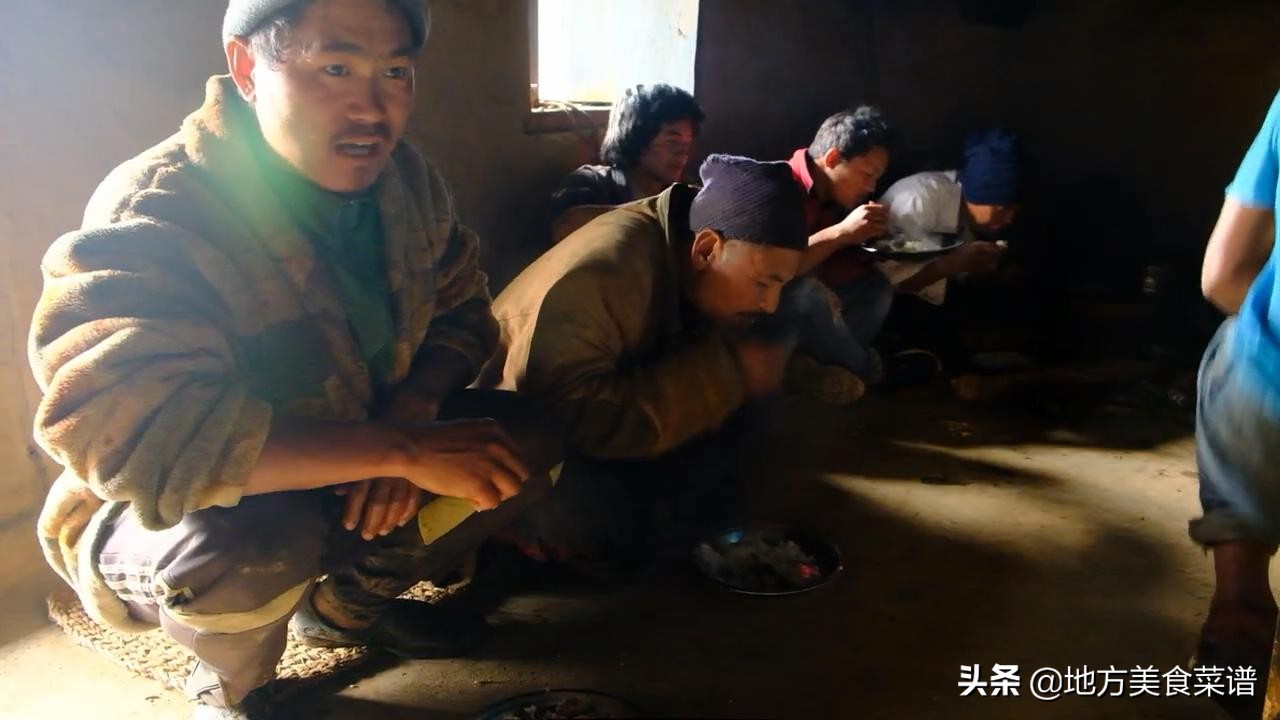 中国小伙在尼泊尔山区花96元砍了8斤猪肉，请当