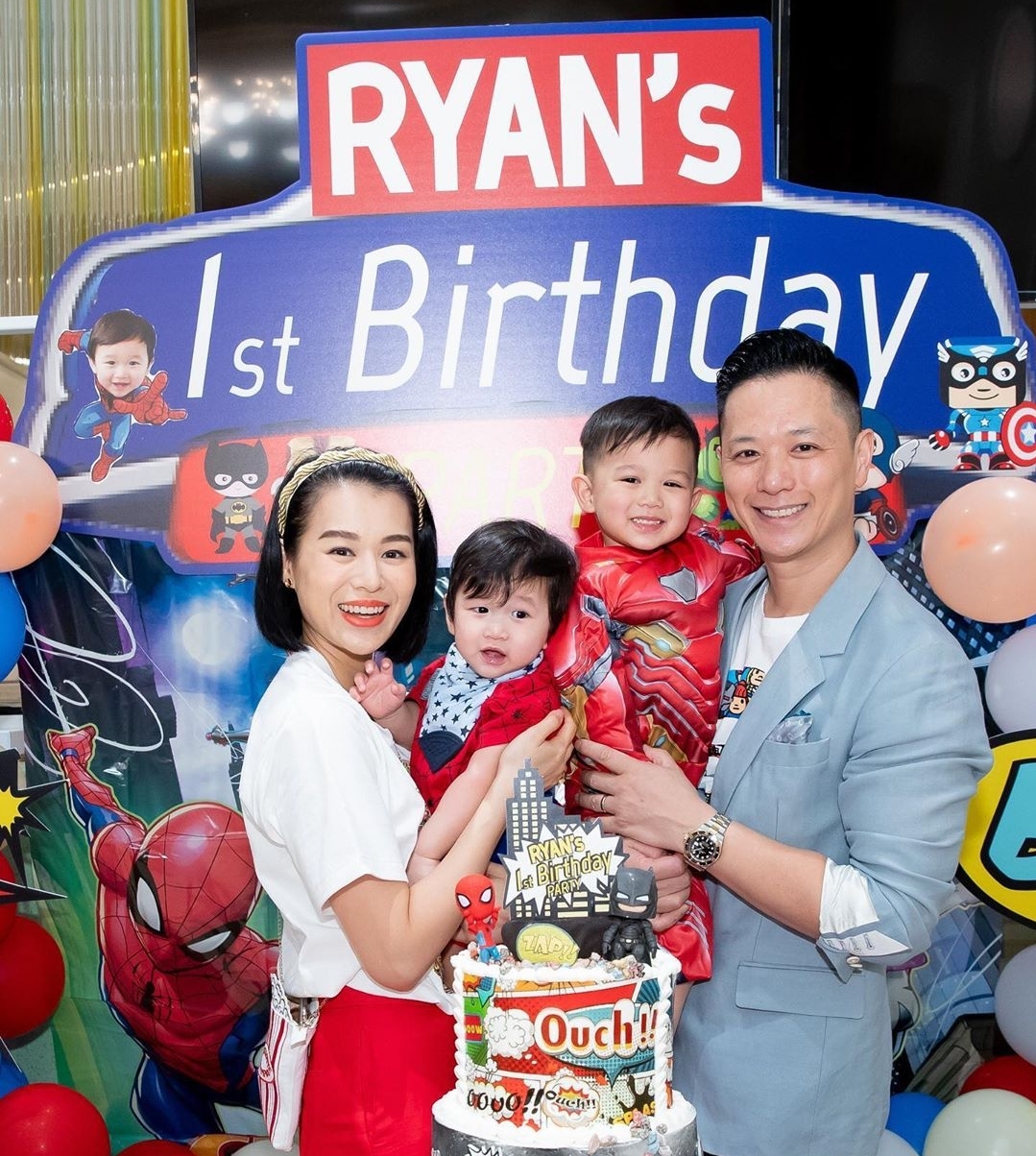 胡杏兒老公曬全家福，分開4個多月後團聚，一家人穿親子裝超溫馨