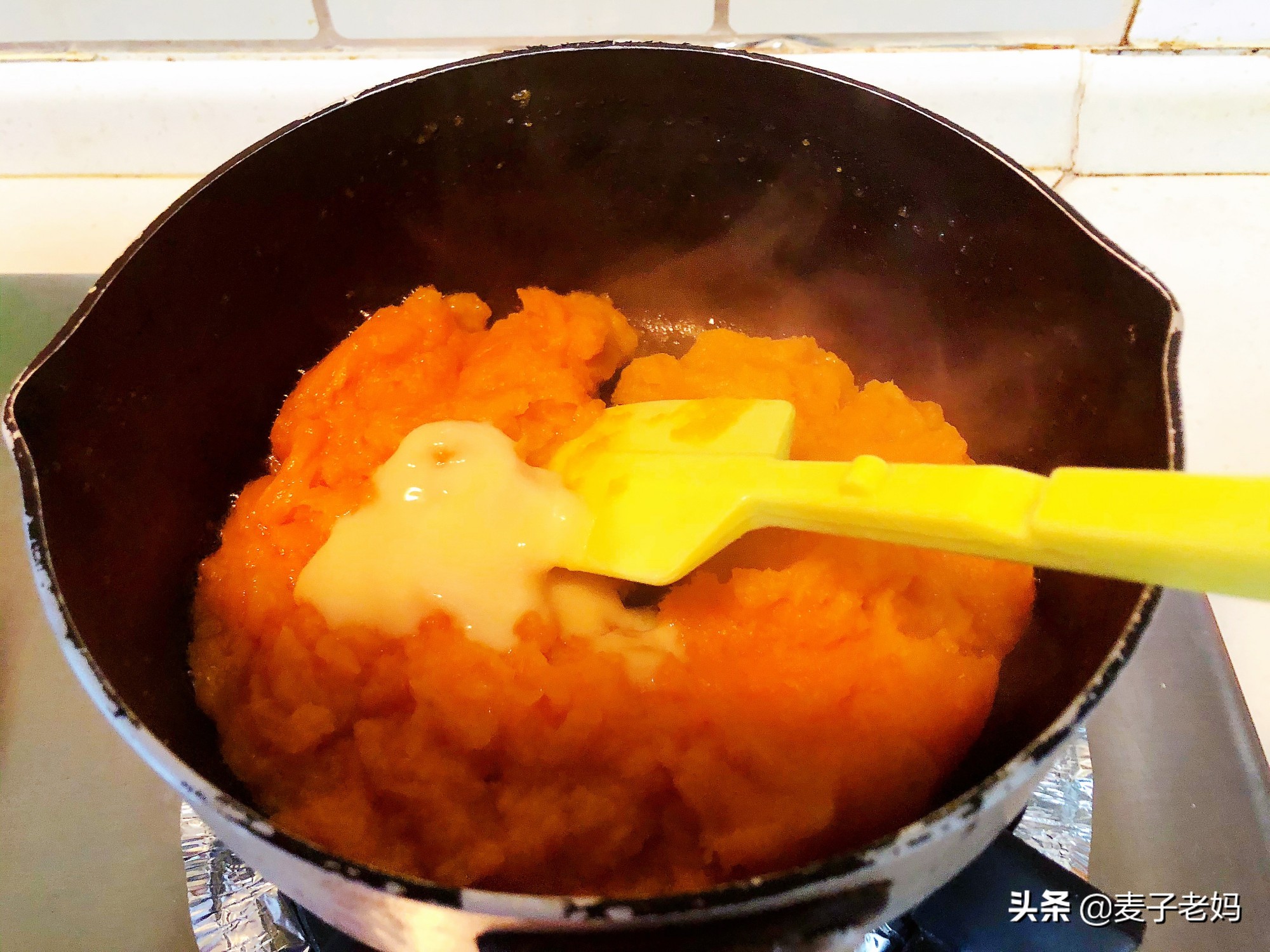 Pink of polished glutinous rice adds milk to mix, bake, outside fragile li of glutinous, added sweet yam stuffing to still can explode oar