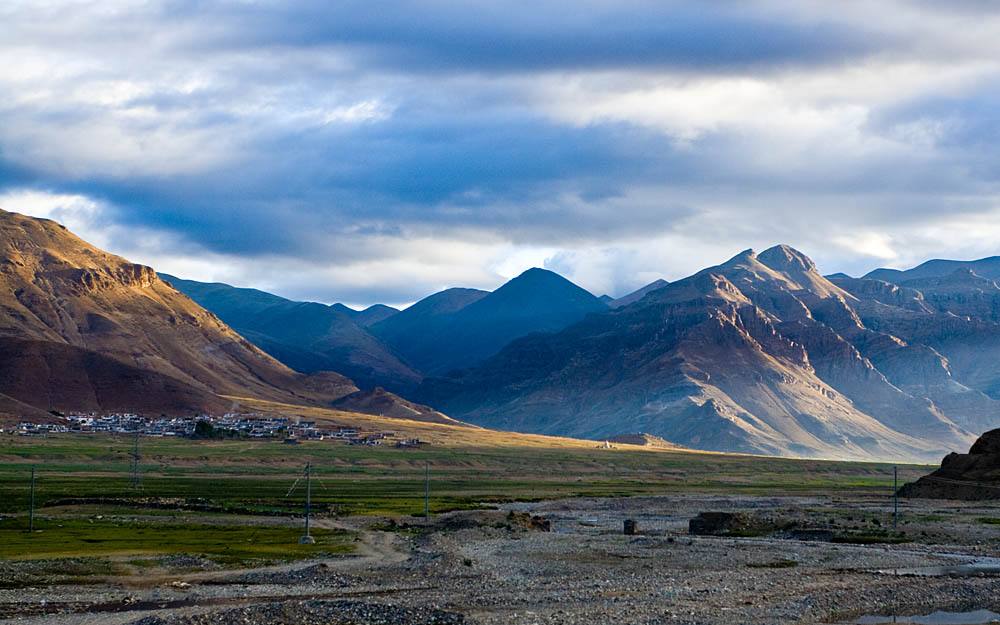 军队在西藏发现地底世界入口，惊险逃生后回头