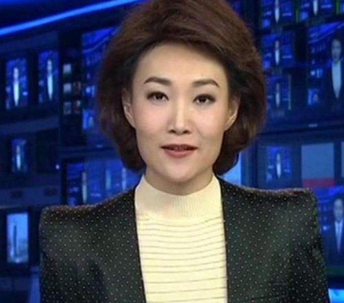 央视主持李梓萌：为扮老带假发14年，摘下假发后气质形象大变样
