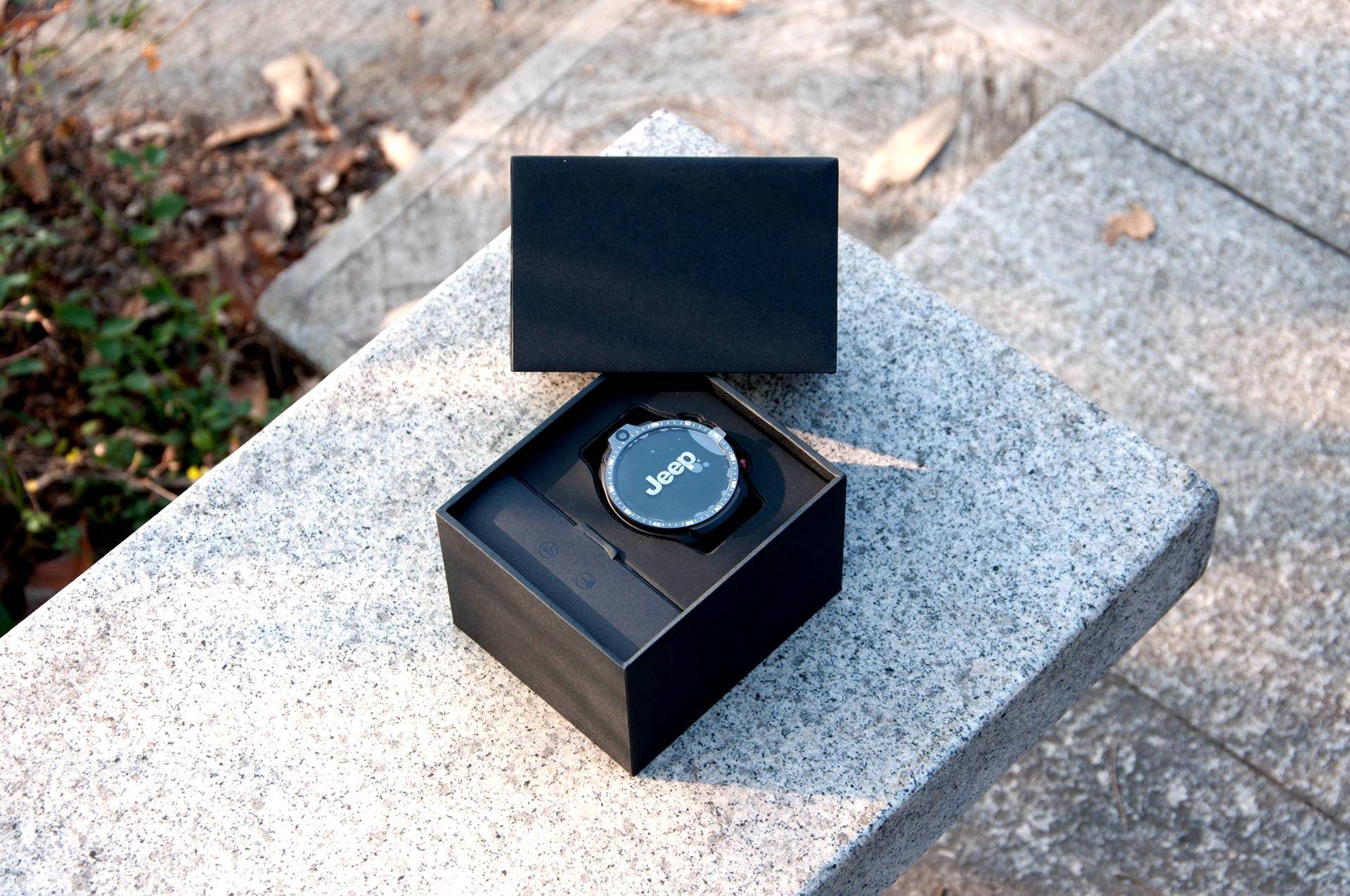 Jeep黑骑士智能手表：高清双摄独立通话，自带64G超大空间