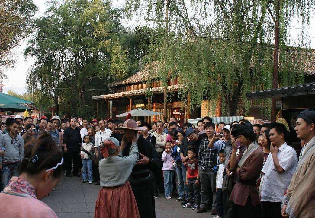 王宝强蹲守北影厂一夜走红变明星，横店影视城