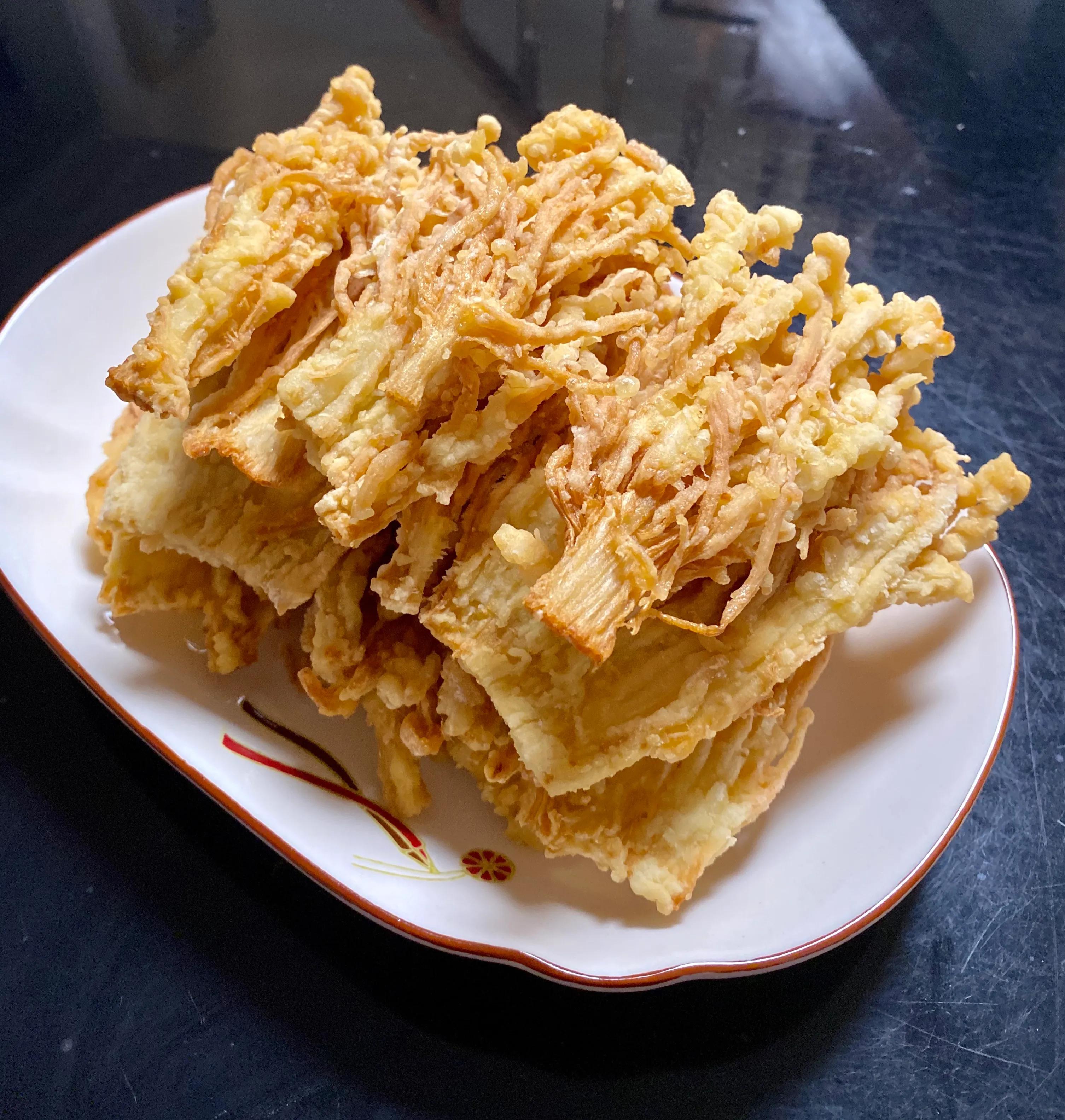 金針菇這樣炸著吃，酥的掉渣，成本不足5塊錢，老公說好像發財樹