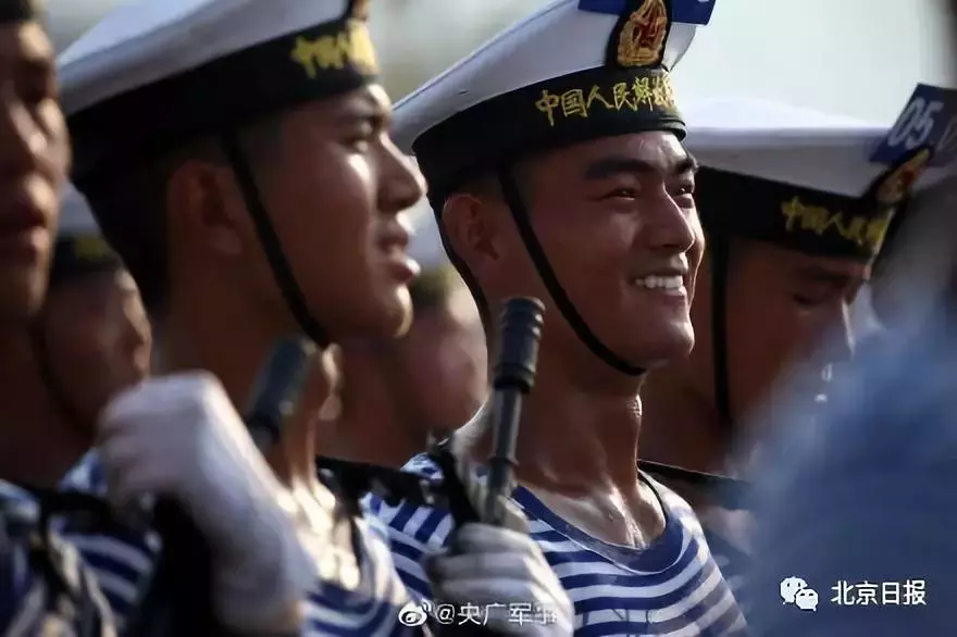 00后海军,受阅场上最年轻的群体!这一幕让人泪奔