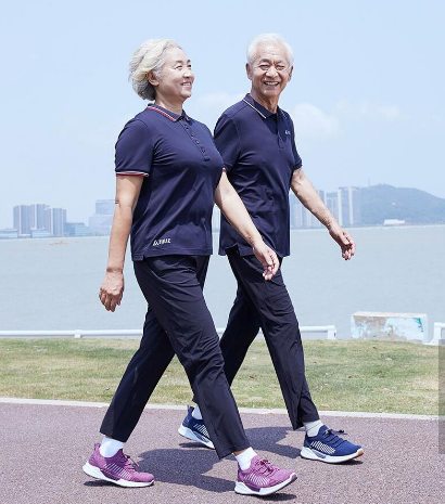 足力健老人鞋 五一出游好選擇 讓父母舒心過(guò)假期