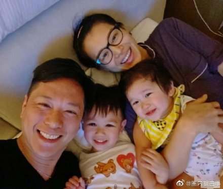 胡杏兒曬7個月孕肚，穿蕾絲裙大肚如羅，四肢纖細不像三胎媽媽