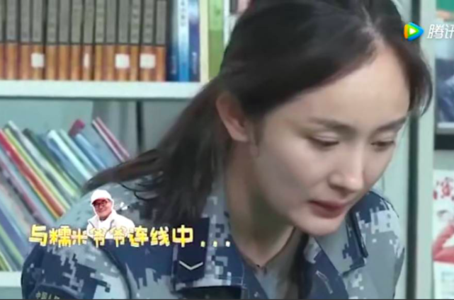 杨幂女儿情商高，小糯米看爷爷电视剧还称赞，主动帮刘恺威弄头发
