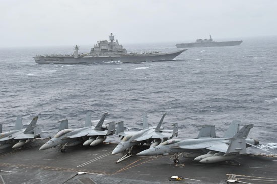 印度国产航母出海，欢呼“领先中国打赢两线战