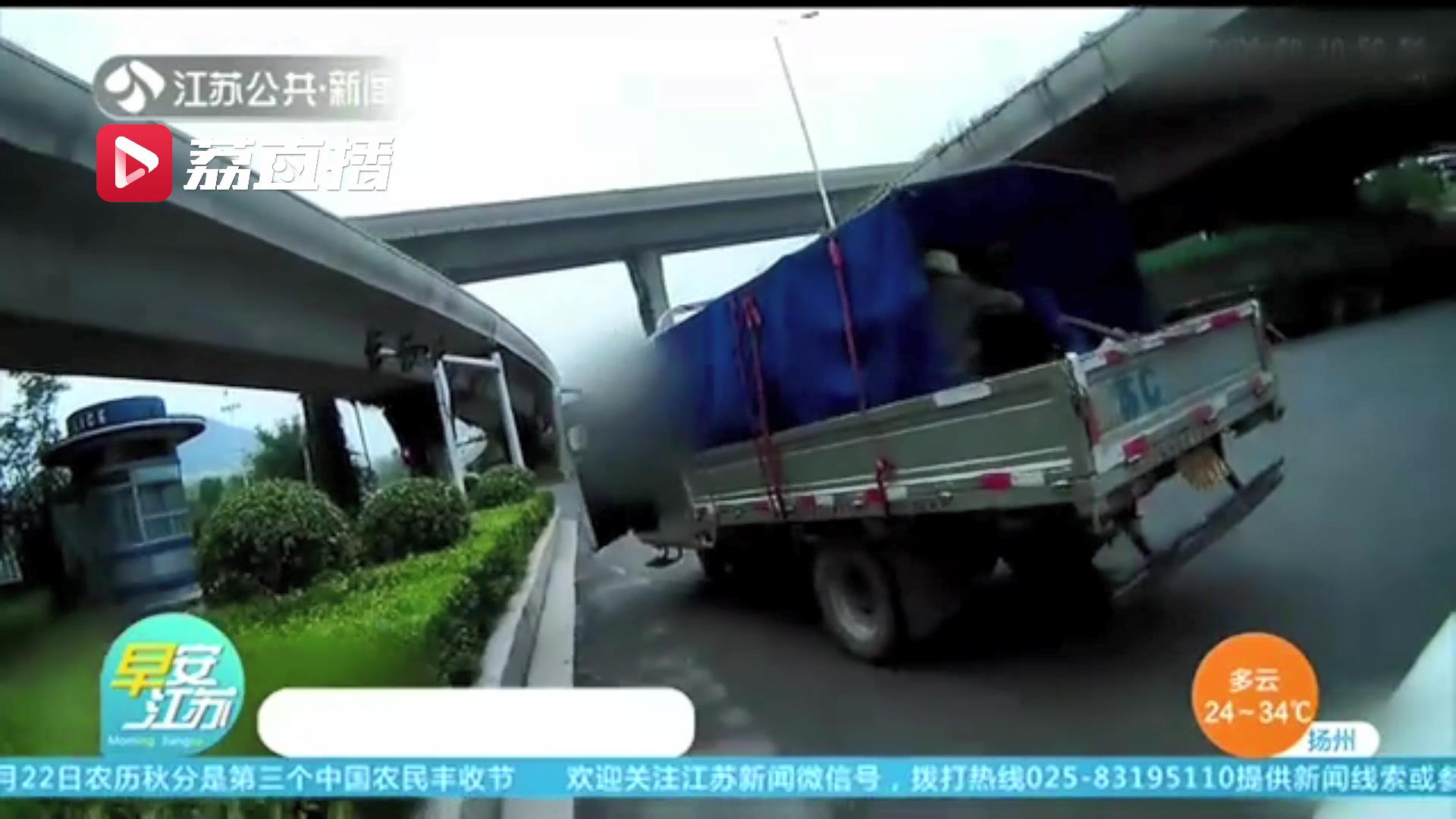 太危险！机动三轮车装了11个人 超载450%