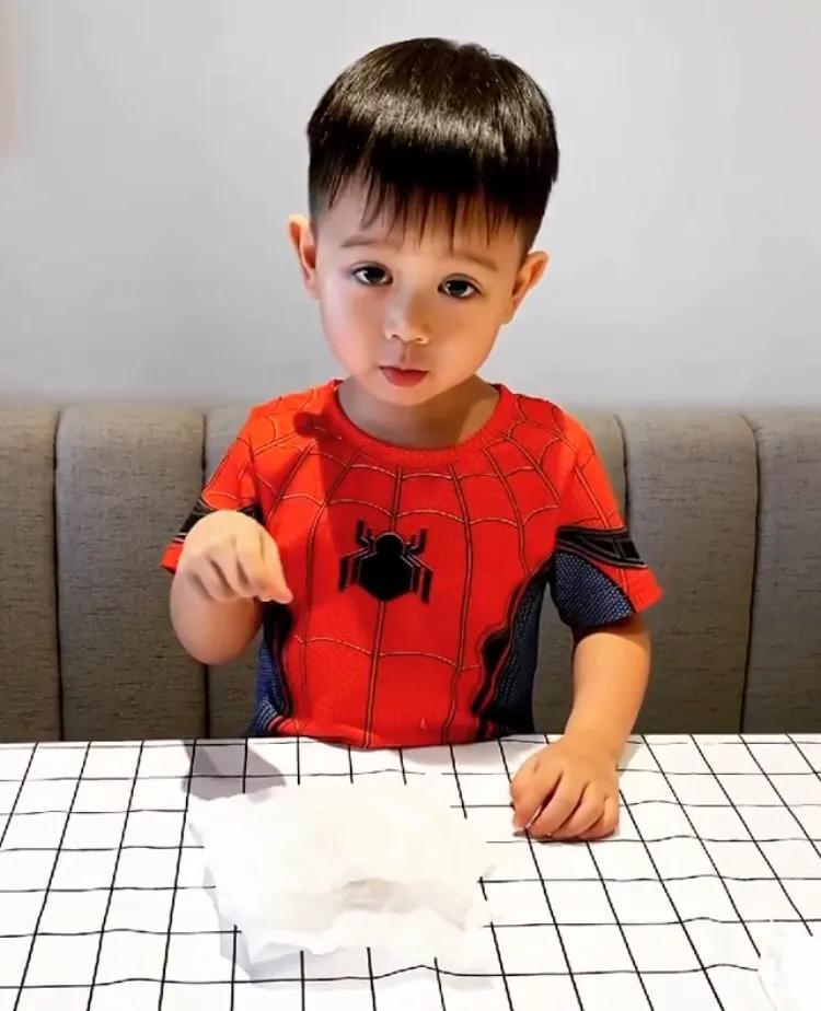 胡杏兒大兒子表演變魔術，奕霆台詞動作到位，頗有魔術師範兒