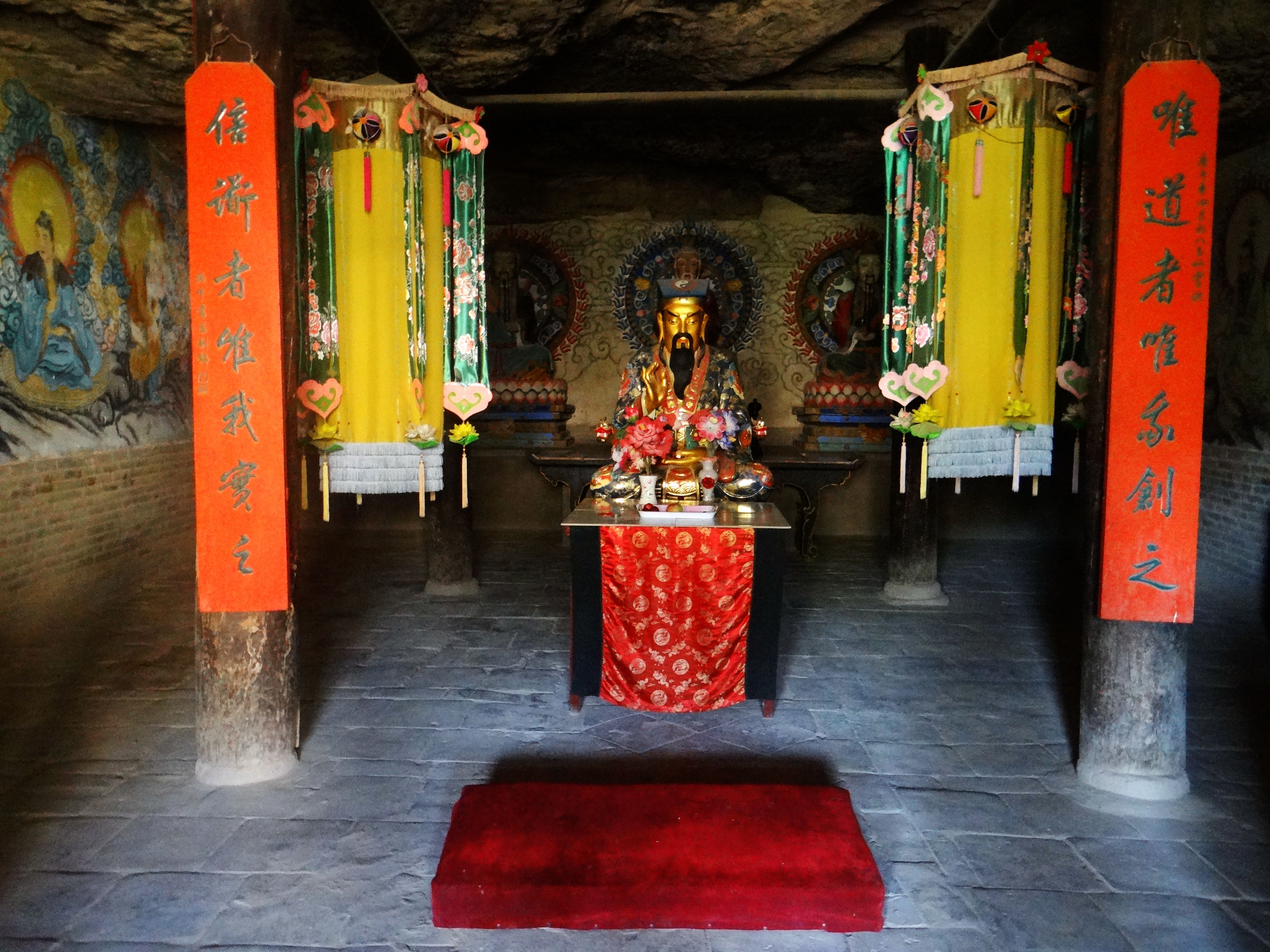 An ancient temple in the deep mountains of 1,400 years, 36 temples and grottoes, a very spectacular scenery