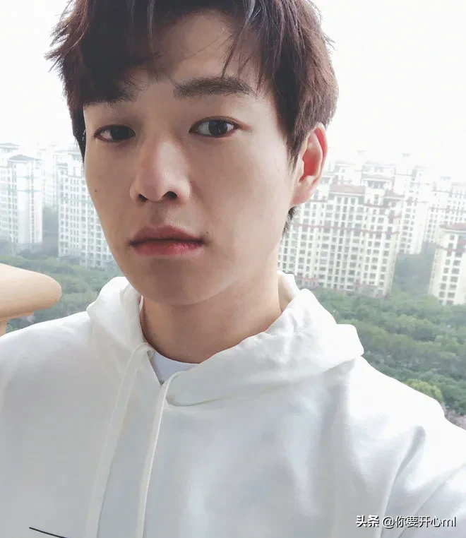 杨幂结束和李佳琦直播，便进入魏大勋的拍戏房