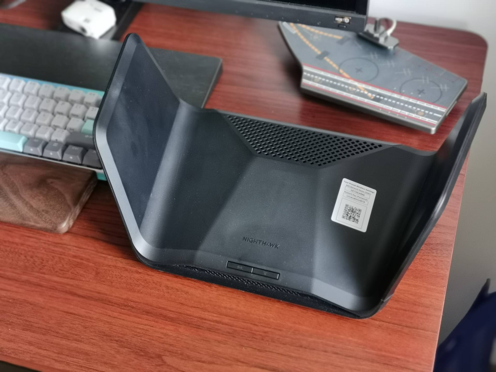 网件RAX70路由器轻开箱，鹰翼造型的WiFi6长什么样？