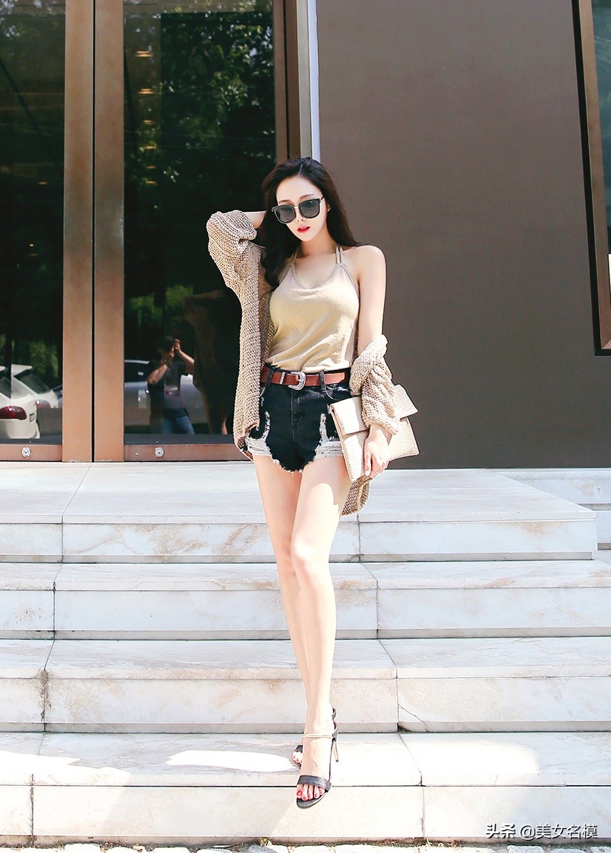 掛脖小背心牛仔短褲，曼妙背影露出小性感