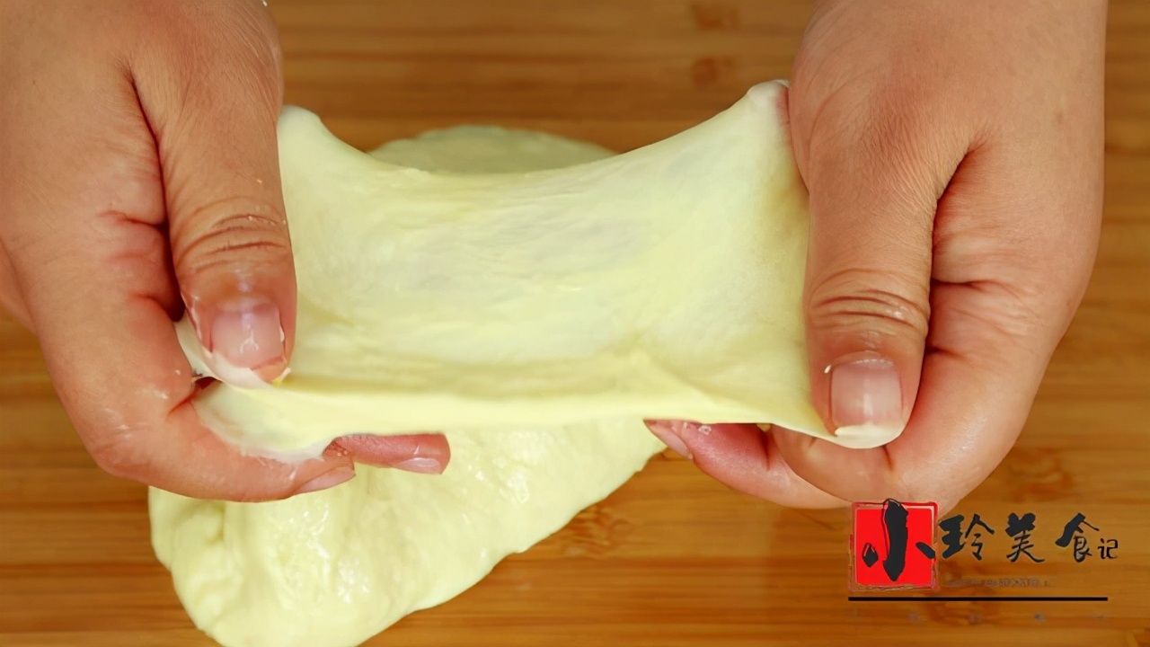 教你家庭版椰蓉麵包的做法，步驟簡單，麵包柔軟拉絲，孩子超愛吃