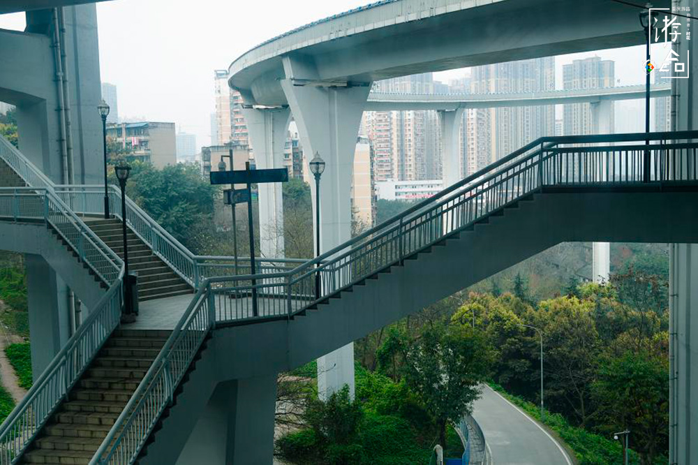 同样是重庆的轨道交通，3号线上的这个站点比李子坝更神奇