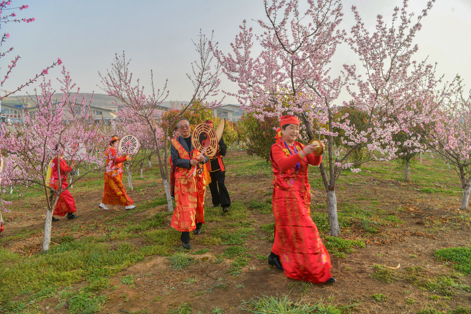 翠湖：桃花灼灼春色美，扇鼓咚咚夕阳红