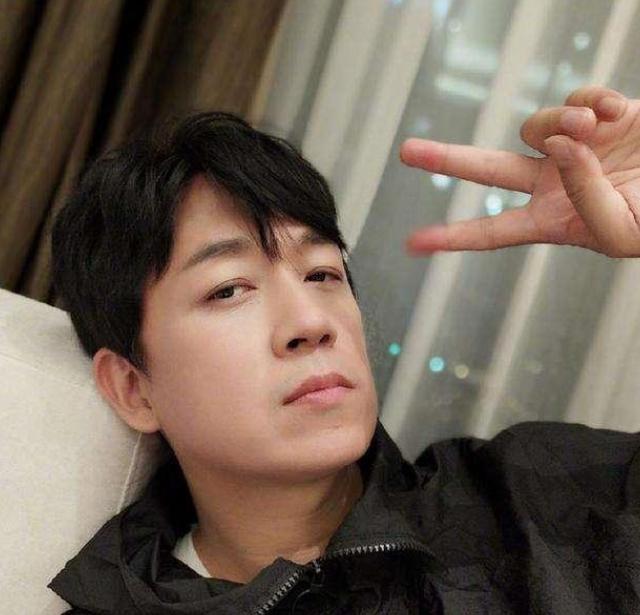 潘粤明与绯闻女友低调一起出现，两人举止甜蜜，网友：快官宣吧