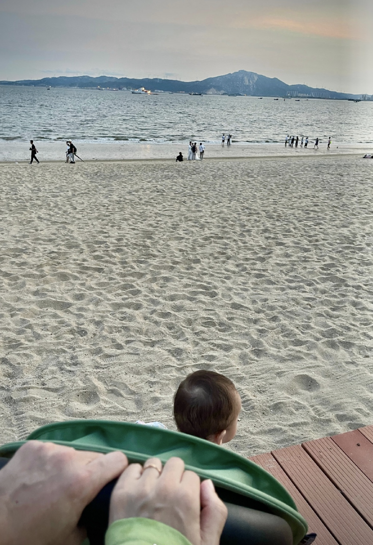 林峯一家三口漫步海边，和张馨月互为彼此掌镜，牵手女儿父爱满满