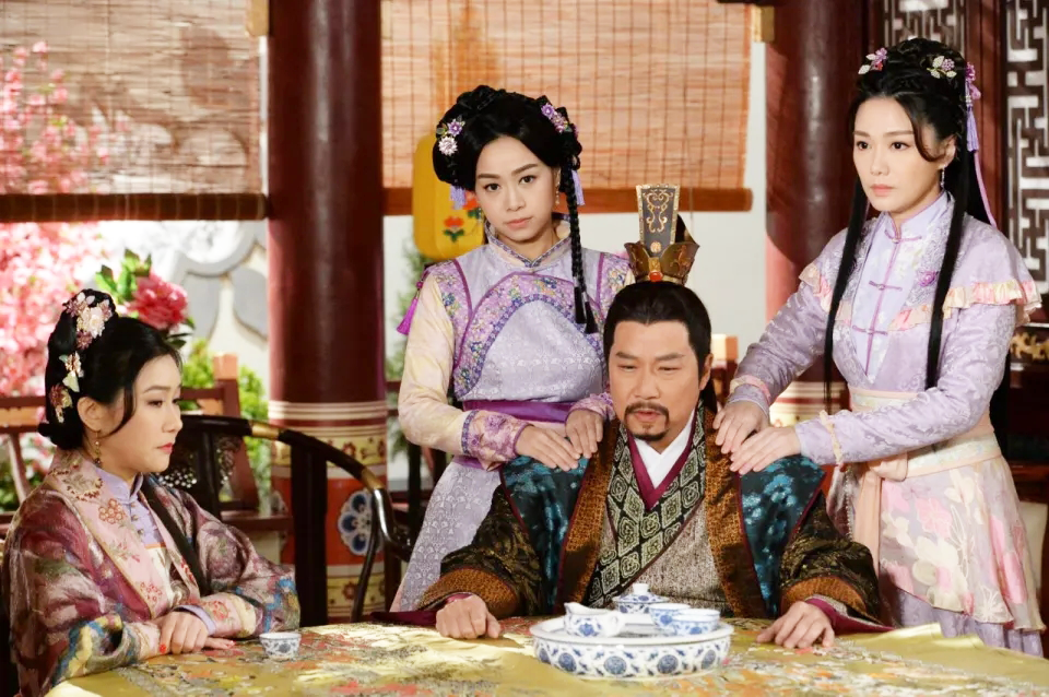 新晋视帝两任女友同框，谁丑谁尴尬，圈子小了