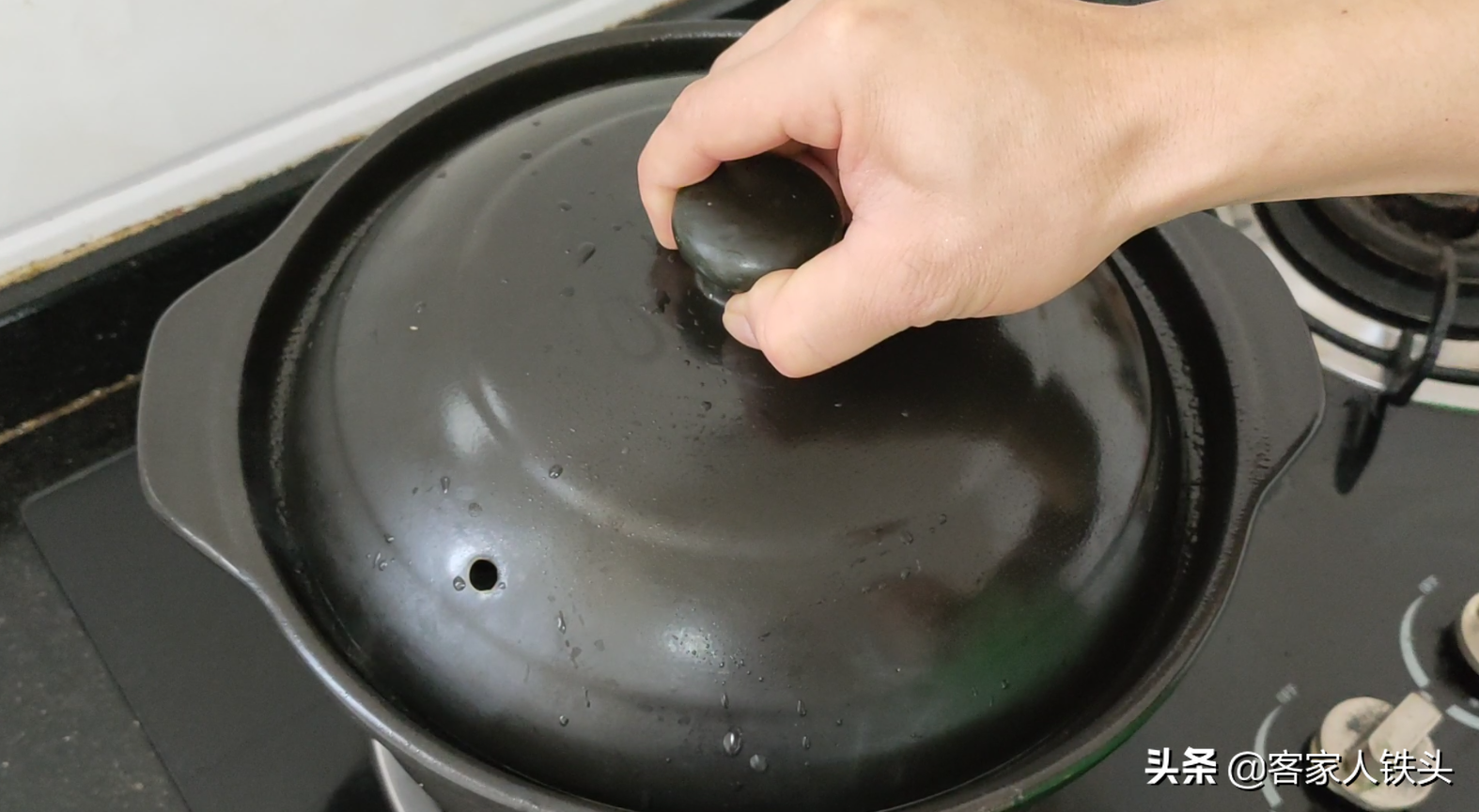 廣東人煲羊肉湯就是好喝，配料簡單湯鮮營養，一次煲一大鍋不夠喝