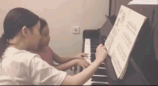 李小璐母親節曬母女視頻，各種風格切換，甜馨身高直逼媽媽肩膀