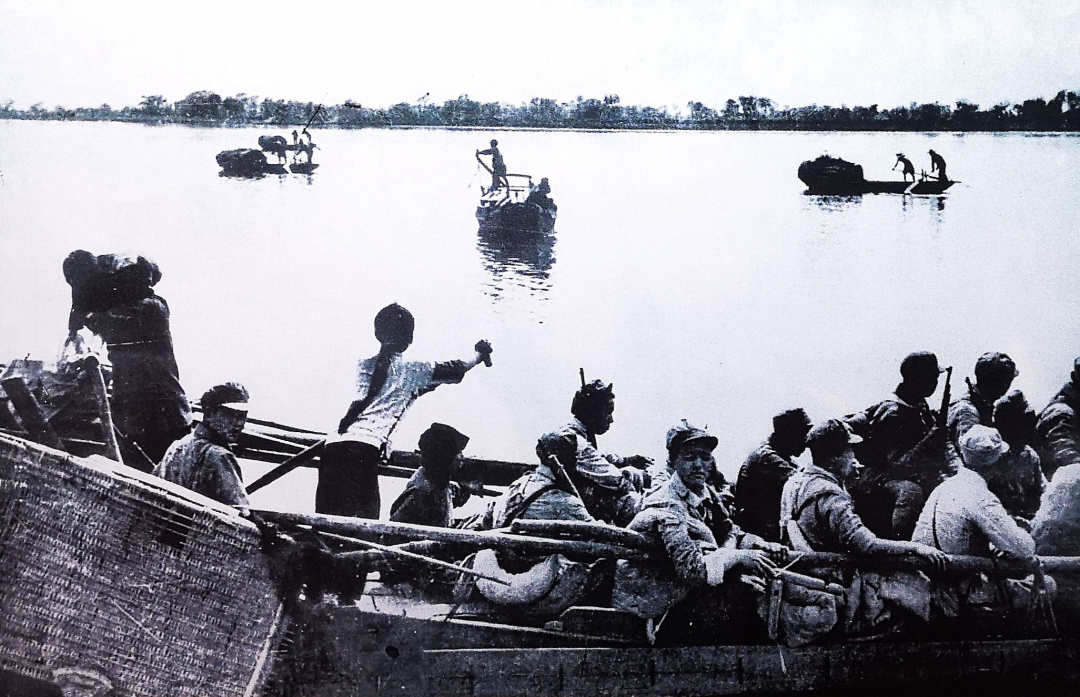 一炮轰得英军颜面尽失，英舰攻击我渡江大军，军长拍案而起：打