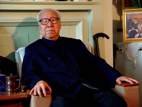 农妇为救300战士冰河产子，司令苦寻恩人39年：竟是她故意躲着？