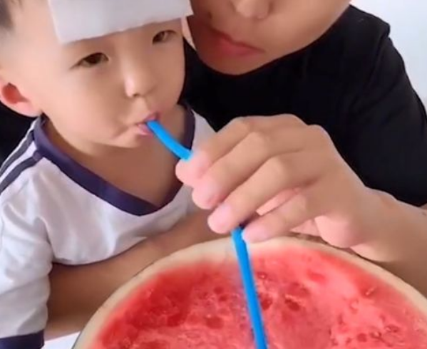 被熊孩子“逼出来”的高智商家长，为哄孩子吃