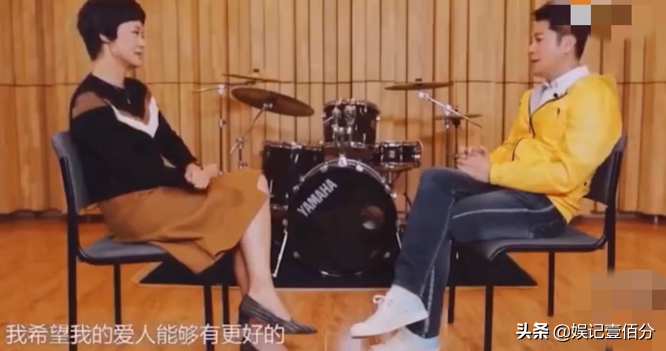 蔡国庆晒全家福，妻子罕见露面，曾苦追蔡国庆