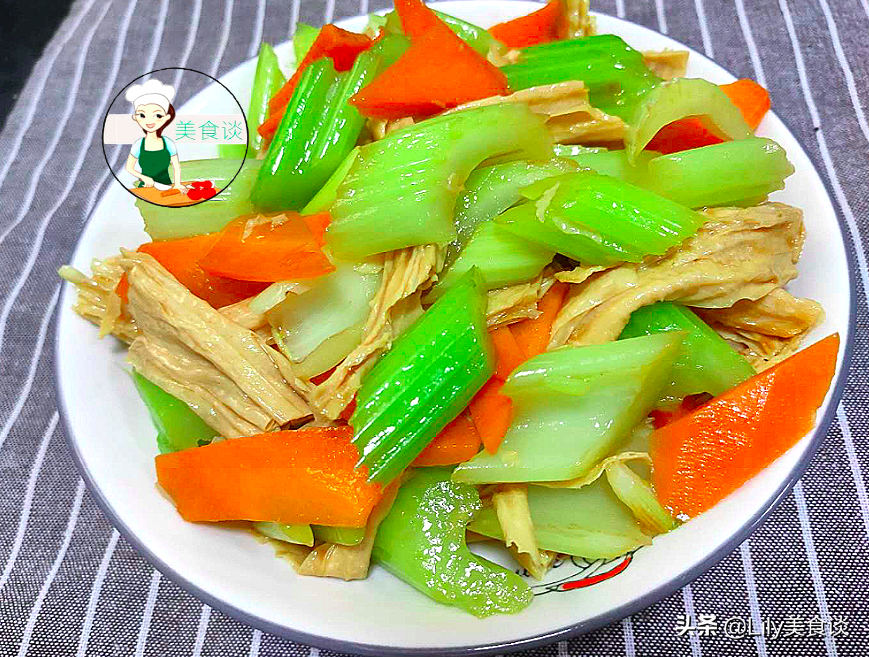 这三样素菜是绝配，一香一鲜一脆，简单一炒特美味，不放肉也很香