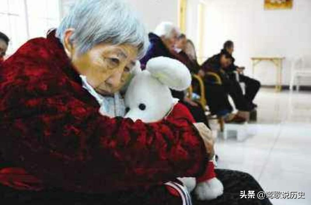 保姆闷死83岁老太，不要误解这个群体，曾有老人赠保姆百万房产