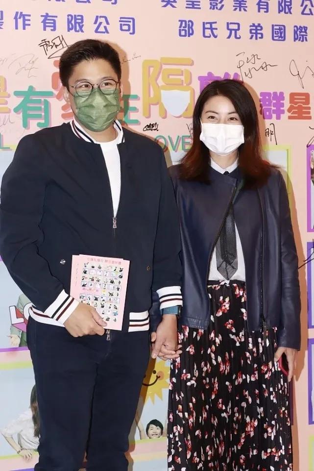 霍啟剛夫婦十指緊扣出席首映禮超甜蜜，郭晶晶笑容燦爛幸福難掩