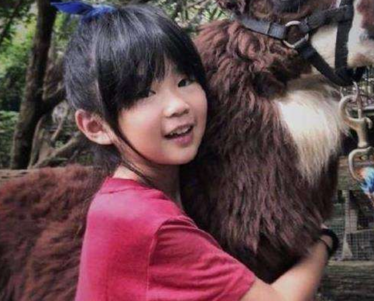 曹华恩已经9岁了，从被吐槽颜值再到如今逆袭，吾家有女初长成