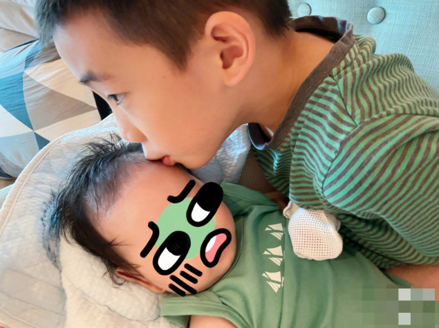 应采儿晒妈妈与二胎儿子合照，应妈抱外孙笑开花，祖孙同框超有爱