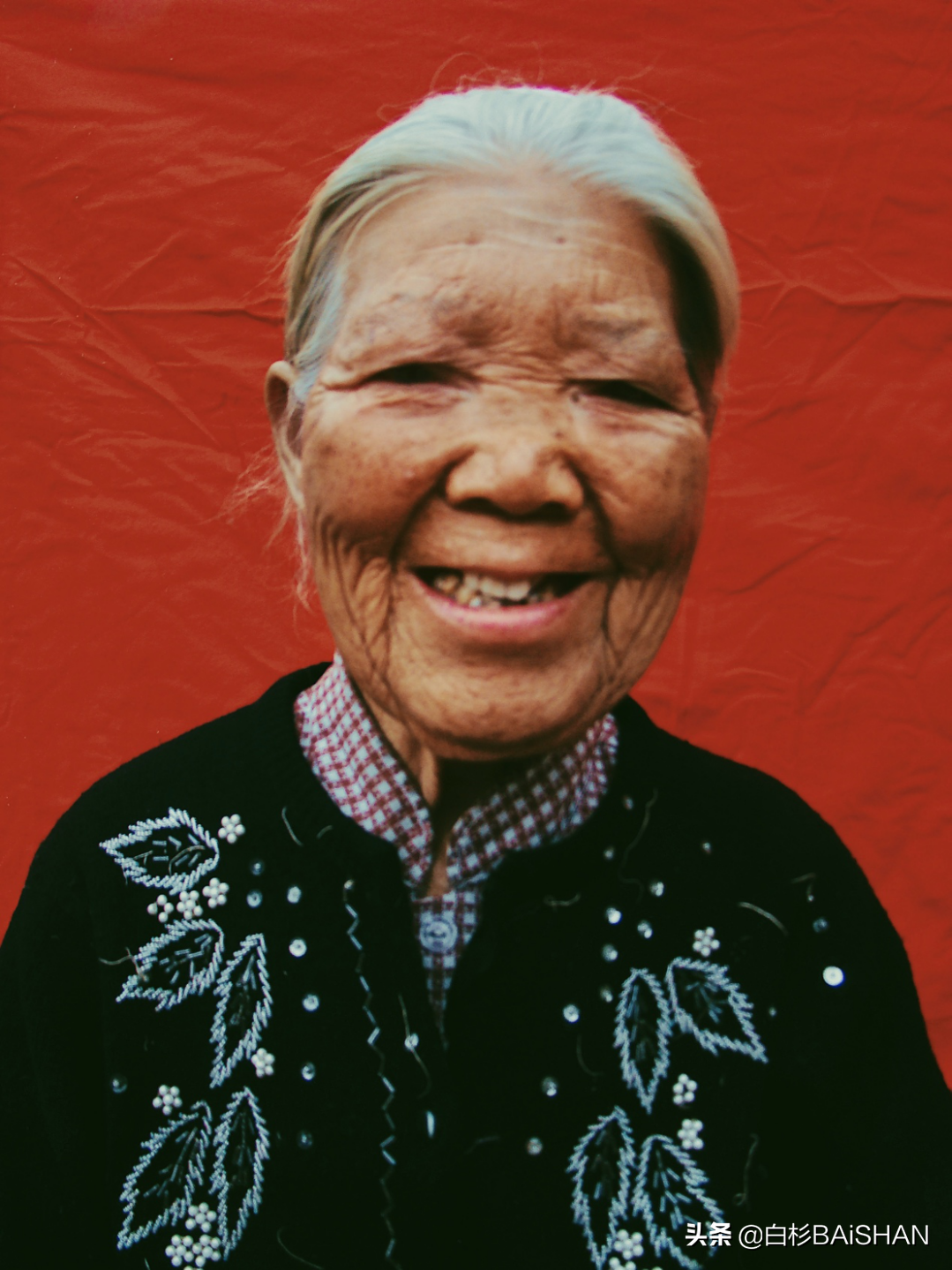 红底证件照穿什么颜色衣服好看 - 读书笔记