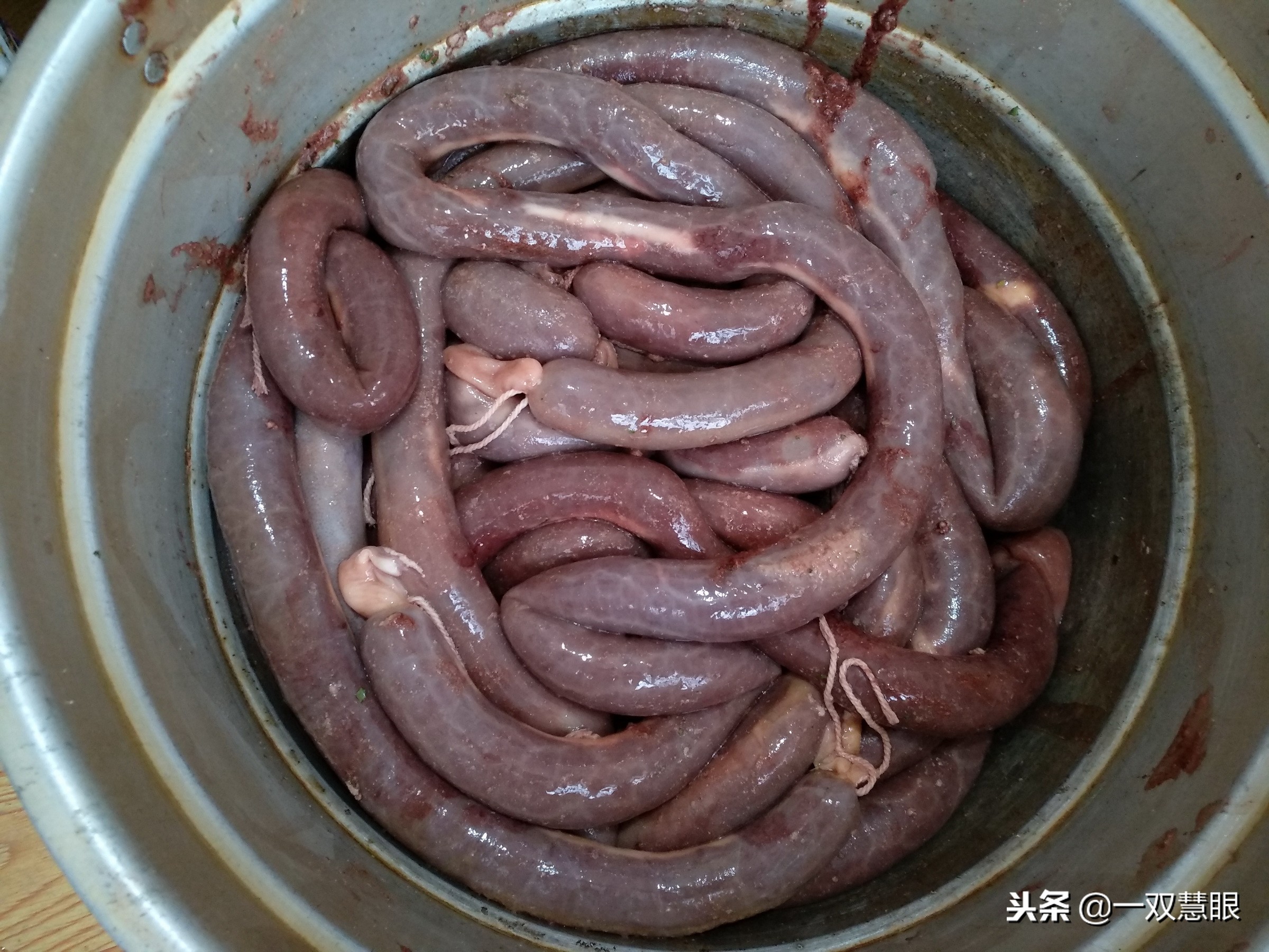 猪血肠杀猪菜那是北方人的最爱，杀猪菜猪血肠的制作过程很复杂的