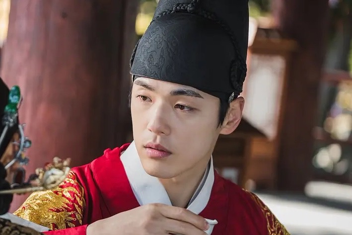 终于迎来了一个大瓜,瓜的男主角是热播剧《哲仁王后》主演金正贤,女