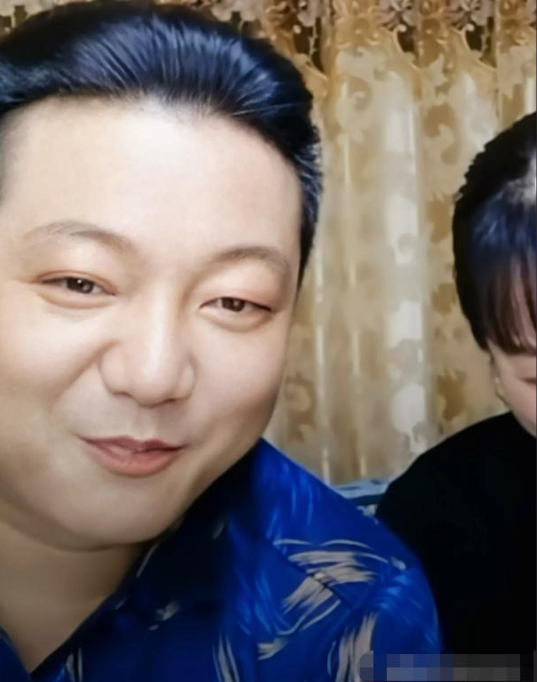 大衣哥儿媳直播怒怼观众，被质疑是圈钱，父母