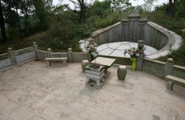 左宗棠墓地被炸开，开国上将王震得知大怒，要